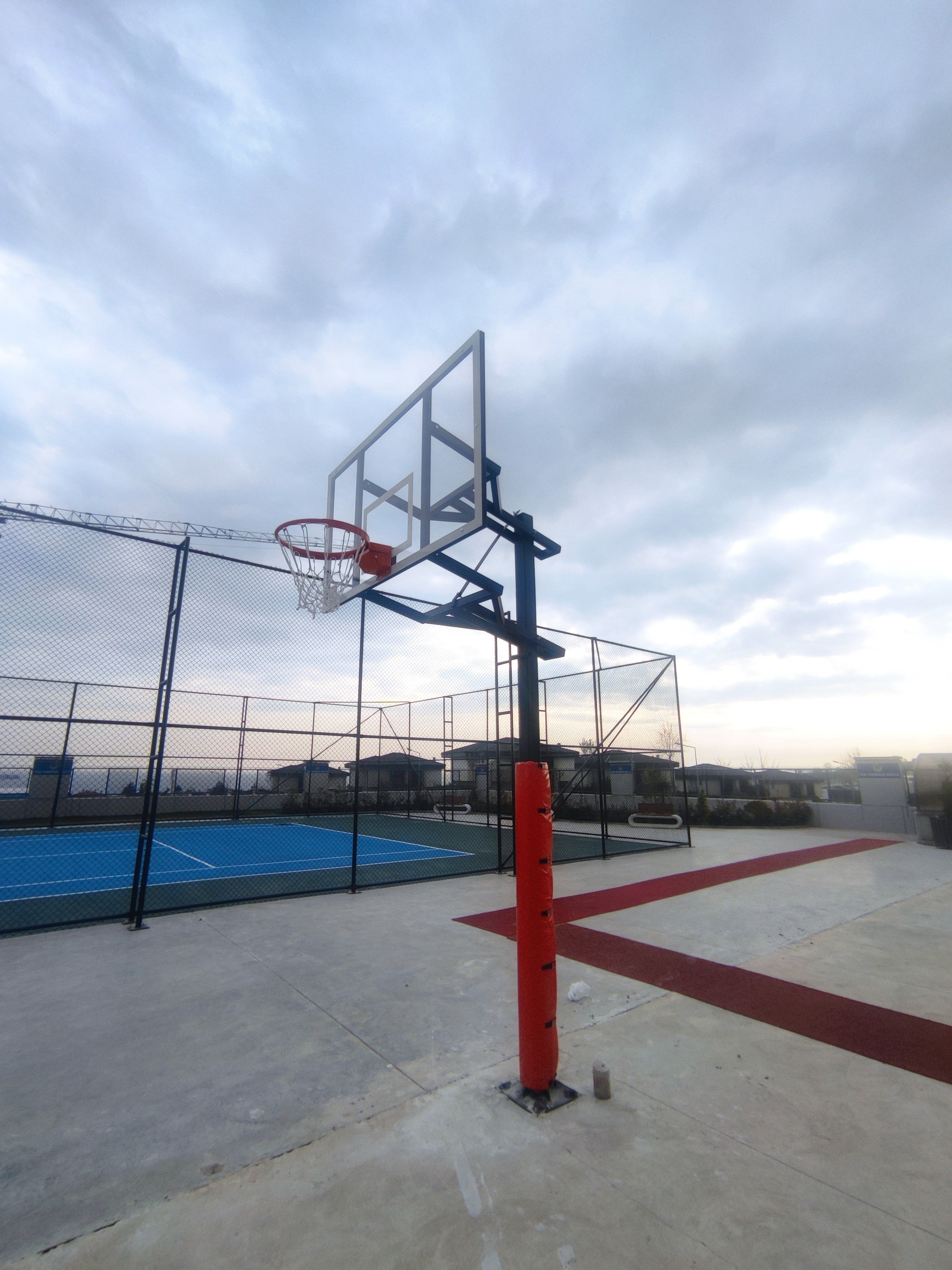Tek direkli basketbol potası