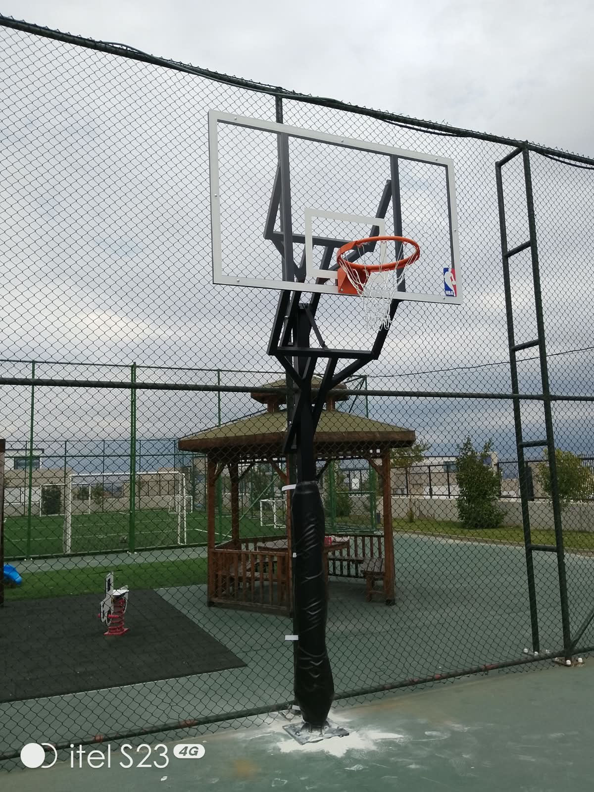 Tek direkli basketbol potası